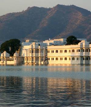 jal mahal udaipur pichola lake view blog image